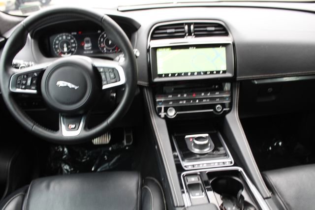 Used 2020 Jaguar F-PACE S image 4