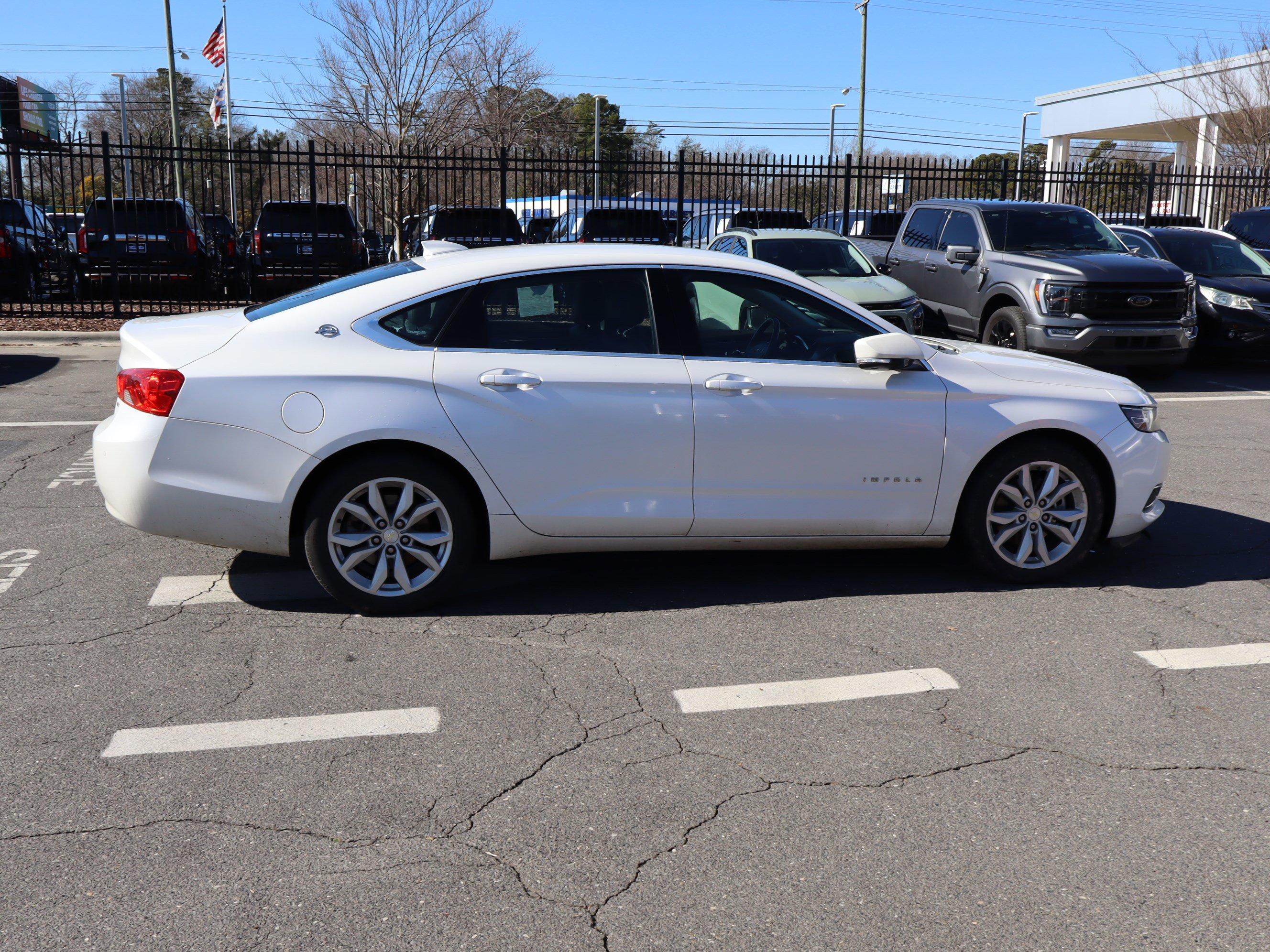 Used 2017 Chevrolet Impala LT w/ Convenience Package image 11