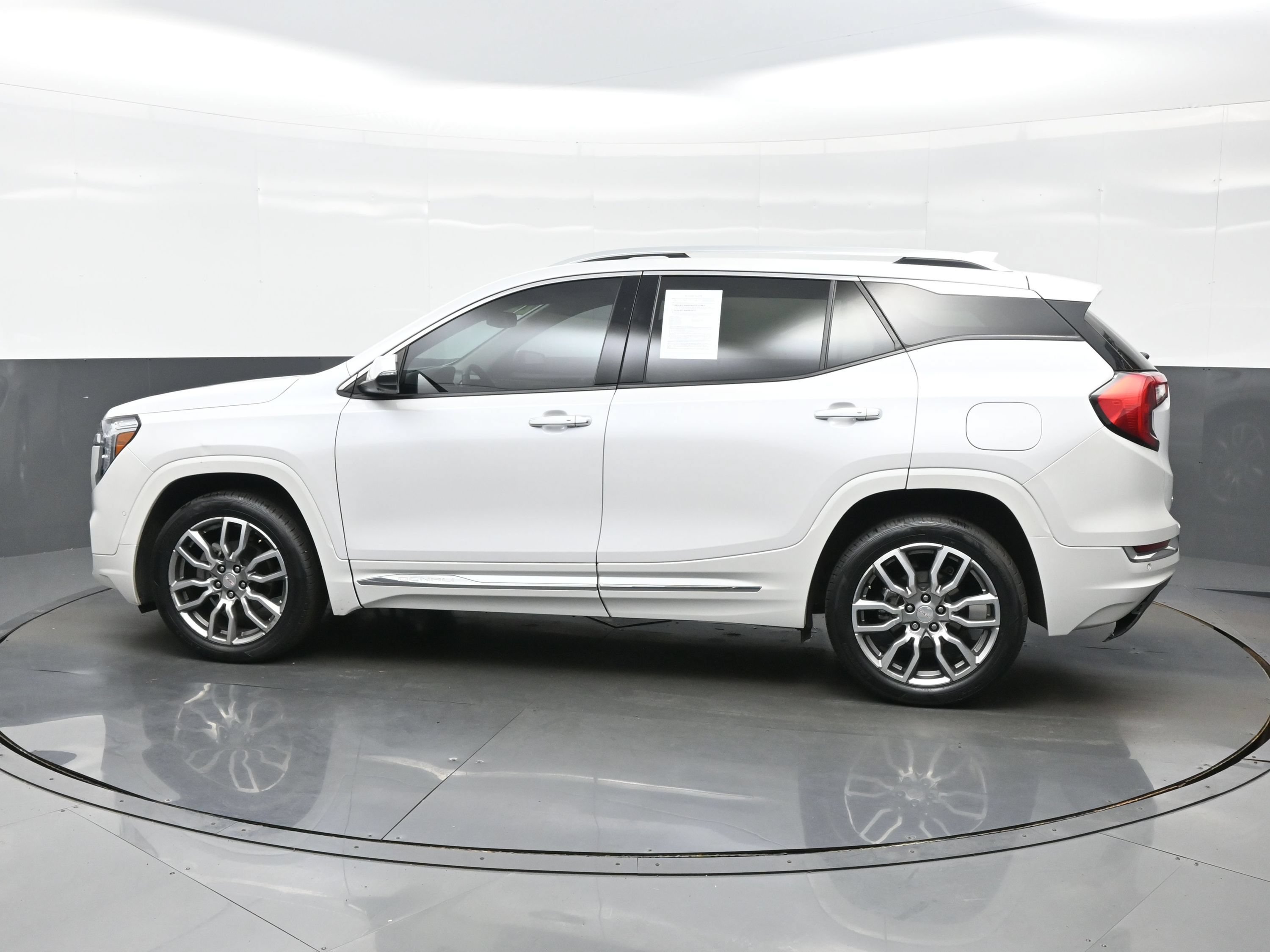 Used 2023 GMC Terrain Denali w/ Denali Premium Package AWD/4WD image 3
