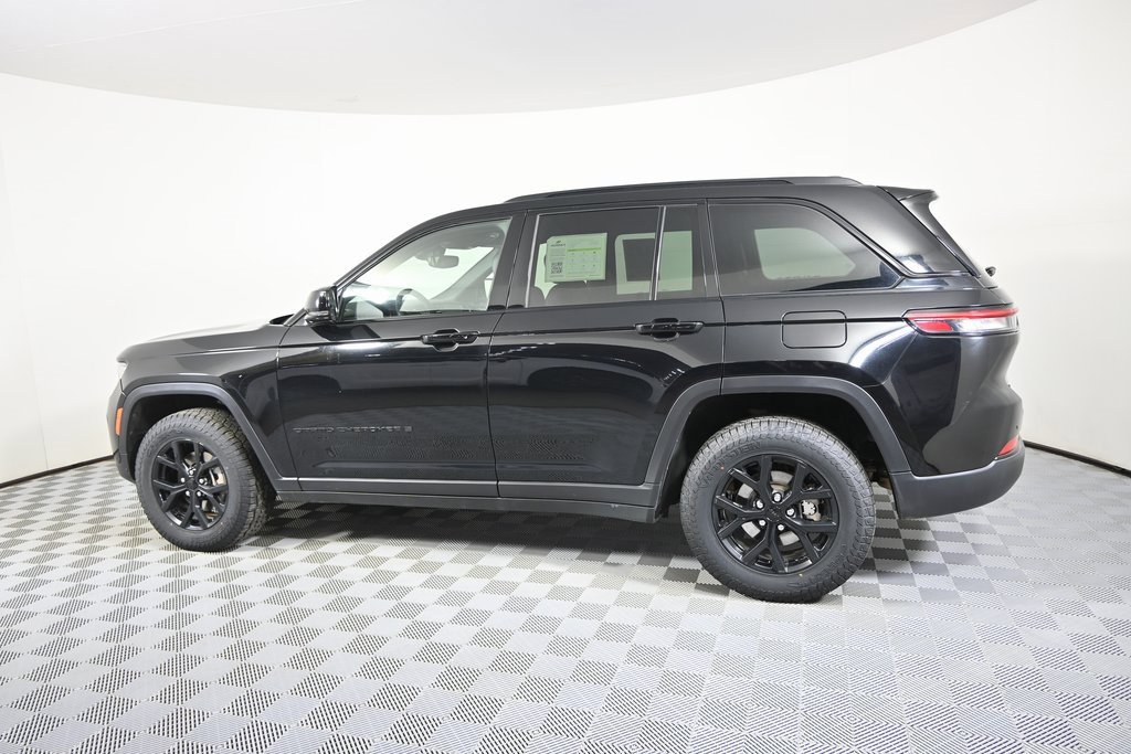 Used 2024 Jeep Grand Cherokee Altitude image 3