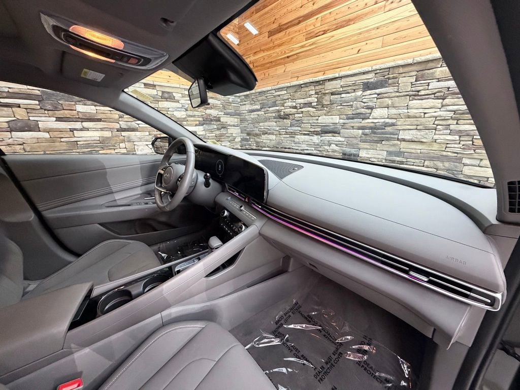 Used 2024 Hyundai Elantra SEL w/ Convenience Package image 13