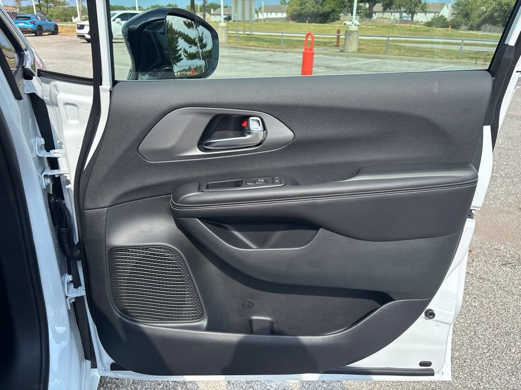 New 2027 Chrysler Pacifica Select FWD image 26