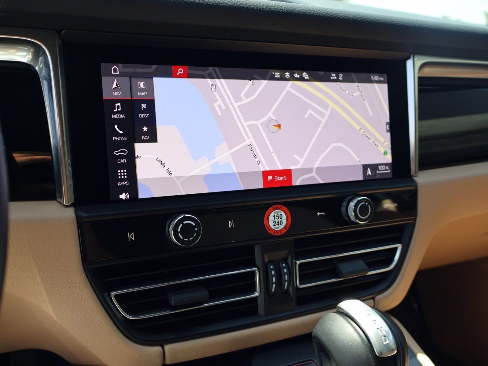 Certified 2025 Porsche Macan AWD/4WD image 18