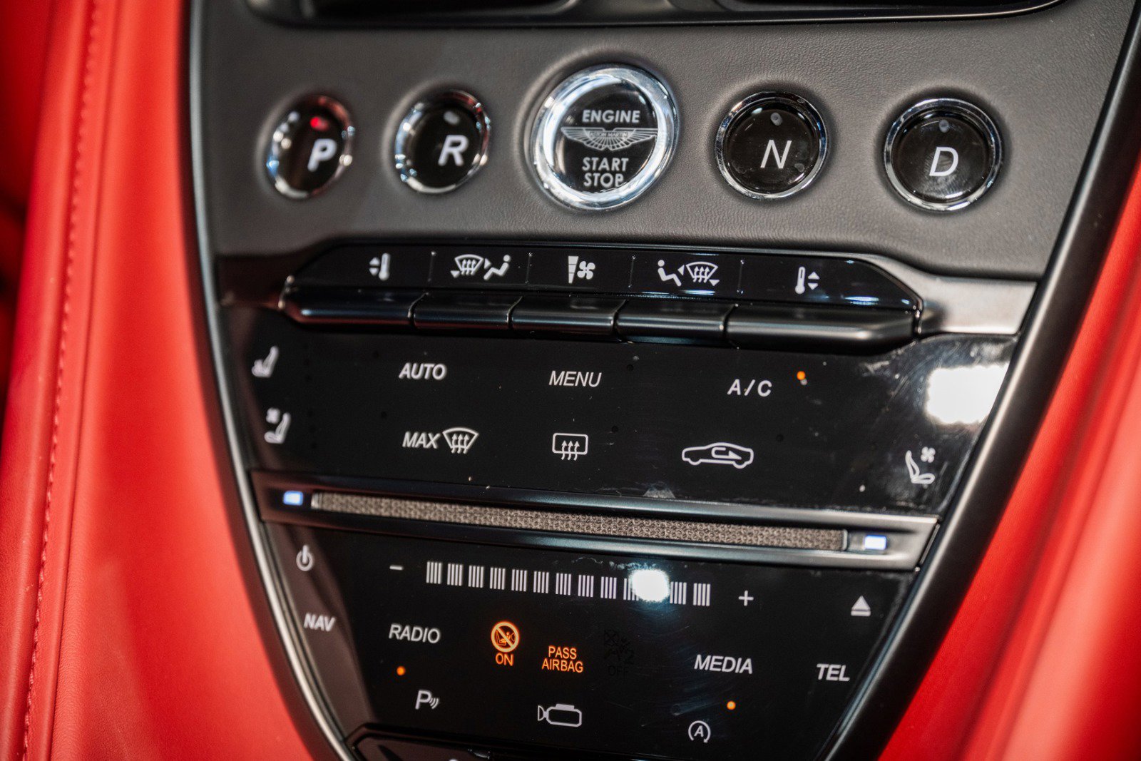 Used 2023 Aston Martin DB11 V8 image 28