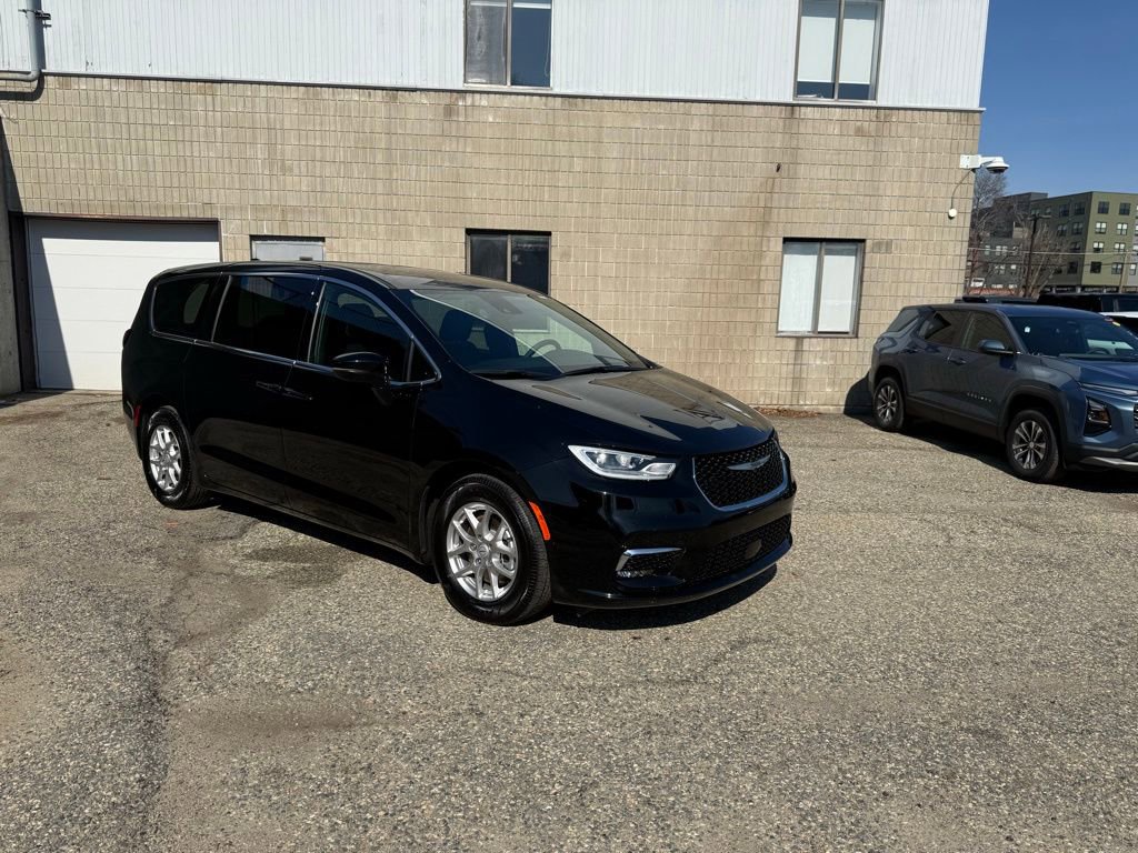 Used 2026 Chrysler Pacifica Select image 8