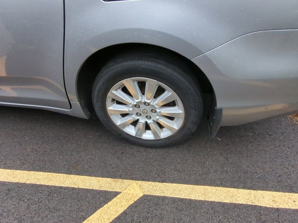 Used 2012 Toyota Sienna LE w/ Towing Pkg AWD/4WD image 5