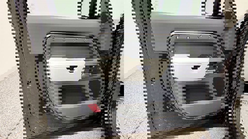 Used 2025 Land Rover Defender 90 S image 11