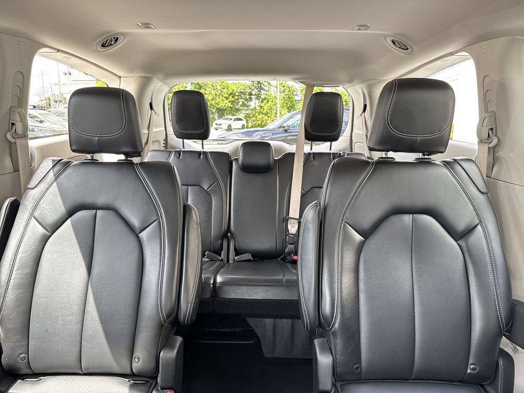 Used 2024 Chrysler Pacifica Touring-L FWD image 18