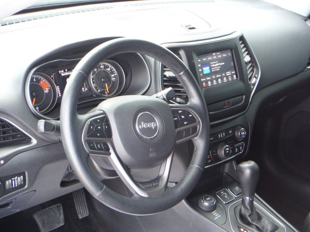 Used 2019 Jeep Cherokee Latitude Plus w/ Cold Weather Group AWD/4WD image 12