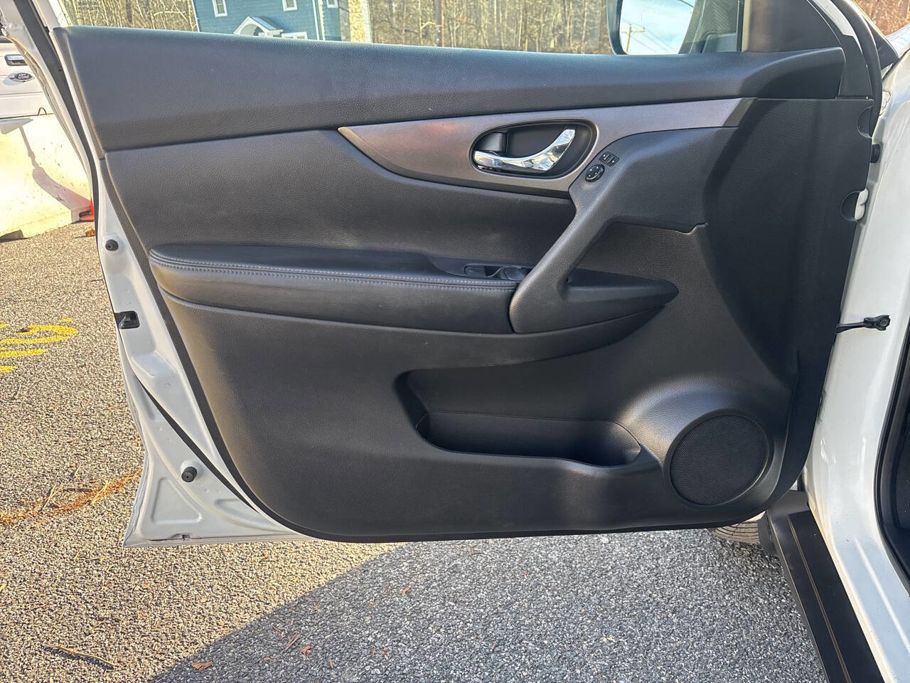 Used 2015 Nissan Rogue SV w/ SV Moonroof Package image 18