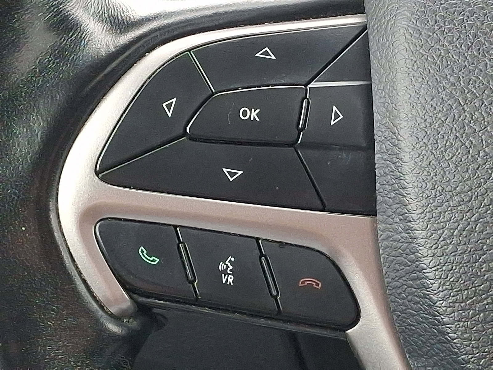 Used 2020 Jeep Grand Cherokee Altitude AWD/4WD image 21