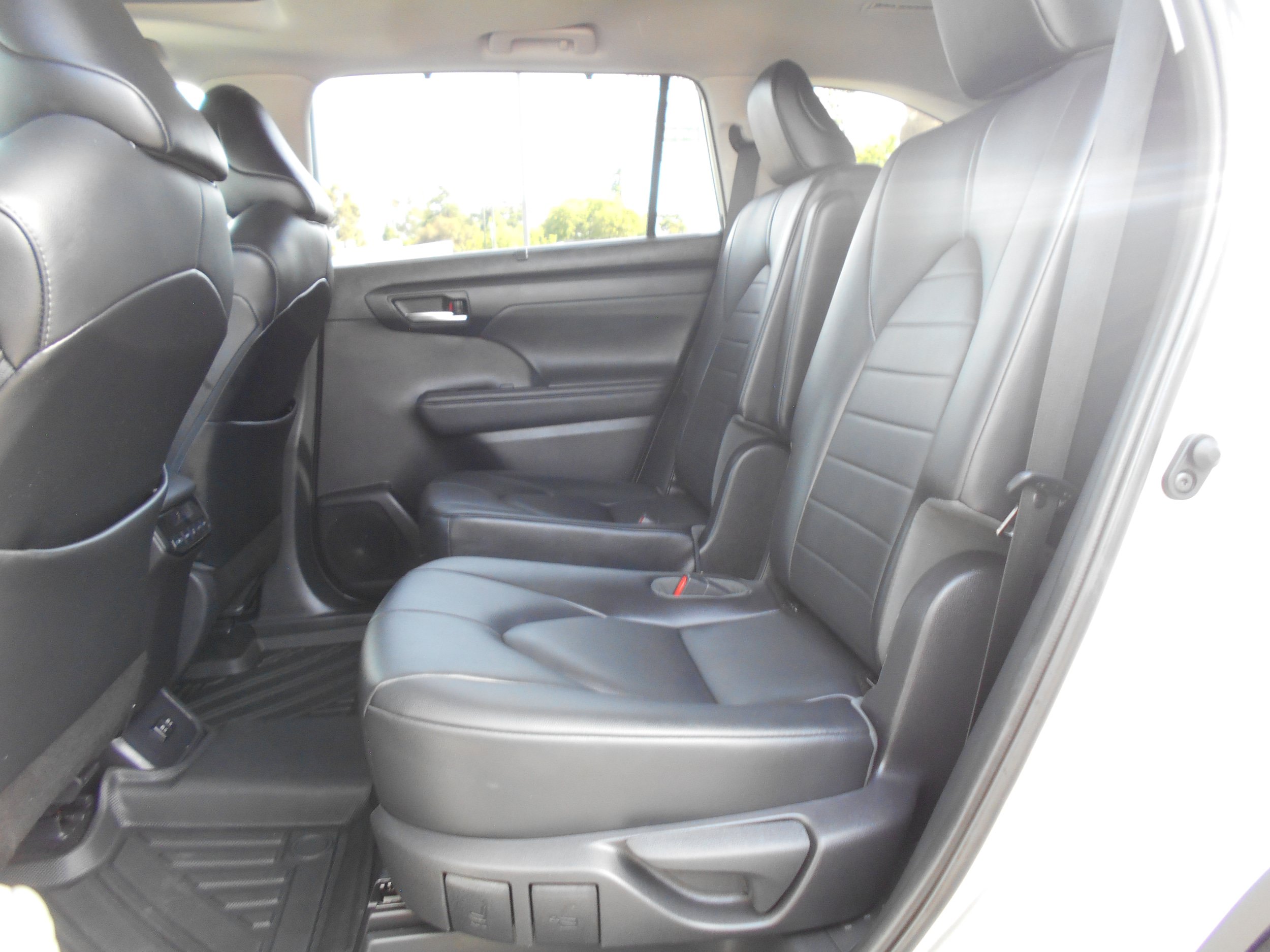 Used 2021 Toyota Highlander XLE AWD/4WD image 10