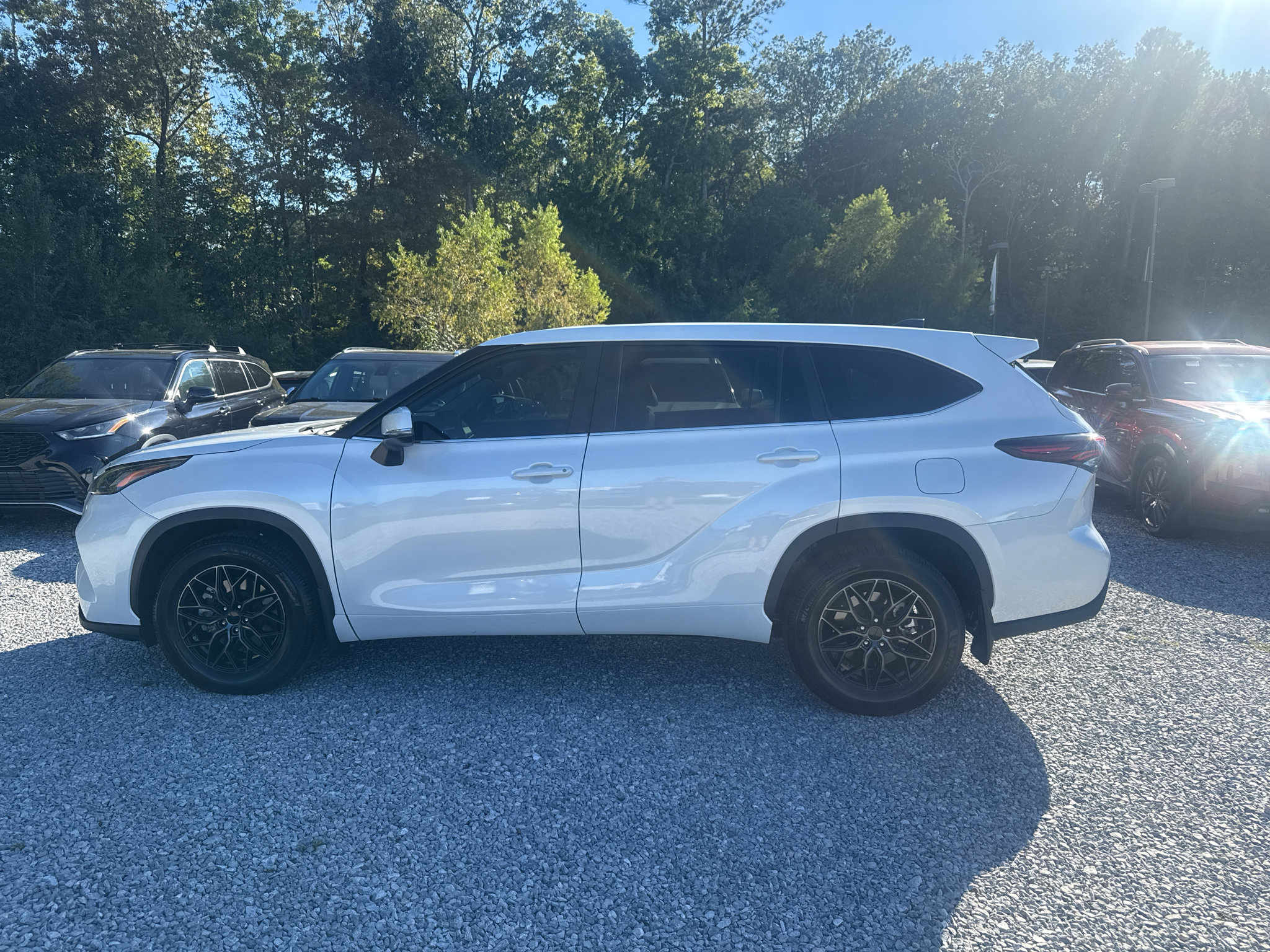 Used 2024 Toyota Highlander LE FWD image 9