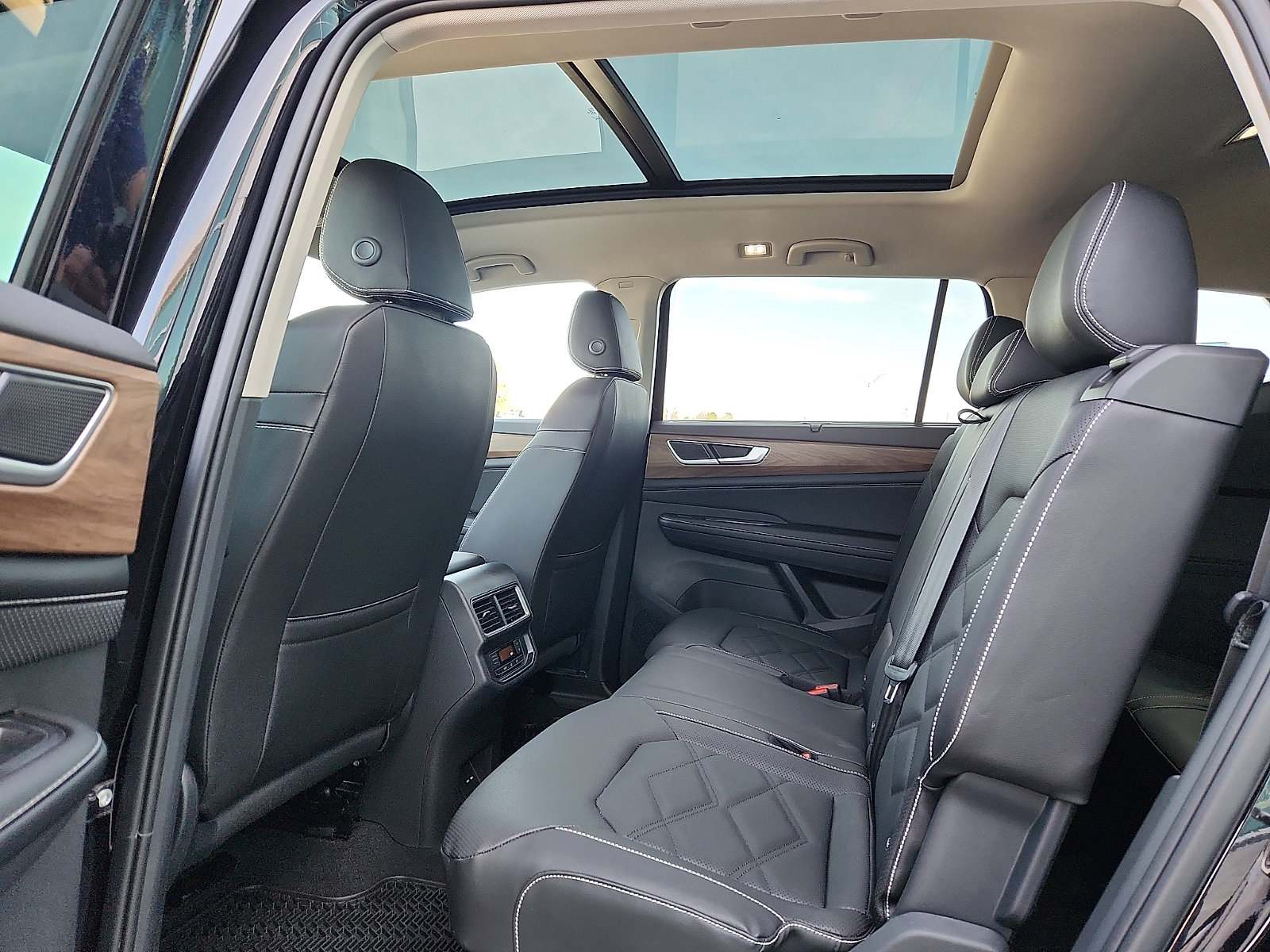 New 2026 Volkswagen Atlas SE FWD image 12