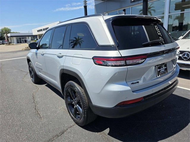 Used 2024 Jeep Grand Cherokee Limited w/ Black Appearance Package image 8