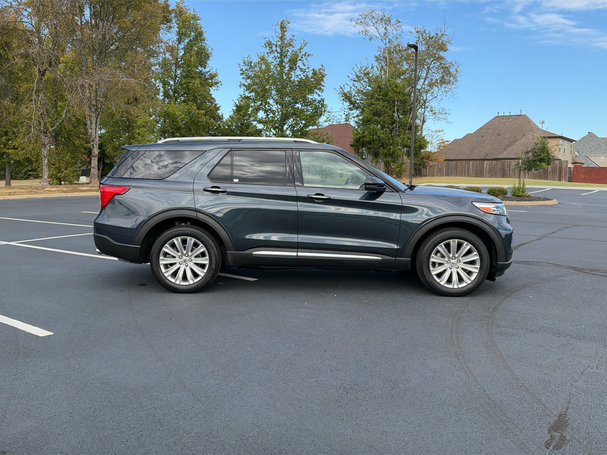 Used 2022 Ford Explorer Limited w/ Limited Technology Package AWD/4WD image 4