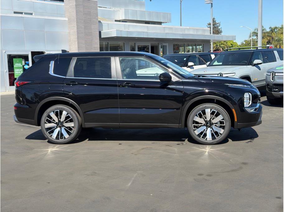 New 2026 Mitsubishi Outlander LE image 4