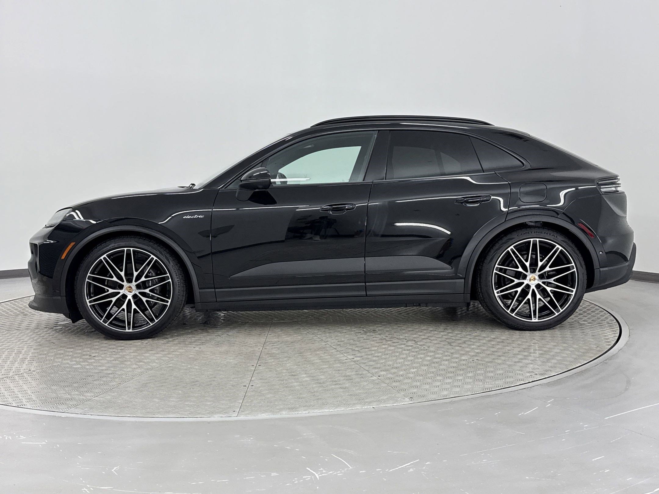 Used 2024 Porsche Macan 4 Electric image 2