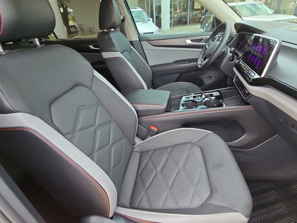 Used 2024 Volkswagen Atlas Peak Edition SE AWD/4WD image 10
