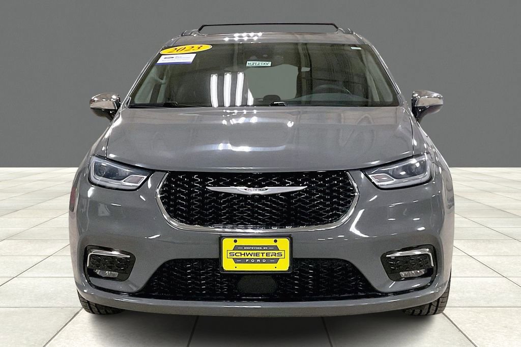 Used 2023 Chrysler Pacifica Limited image 3