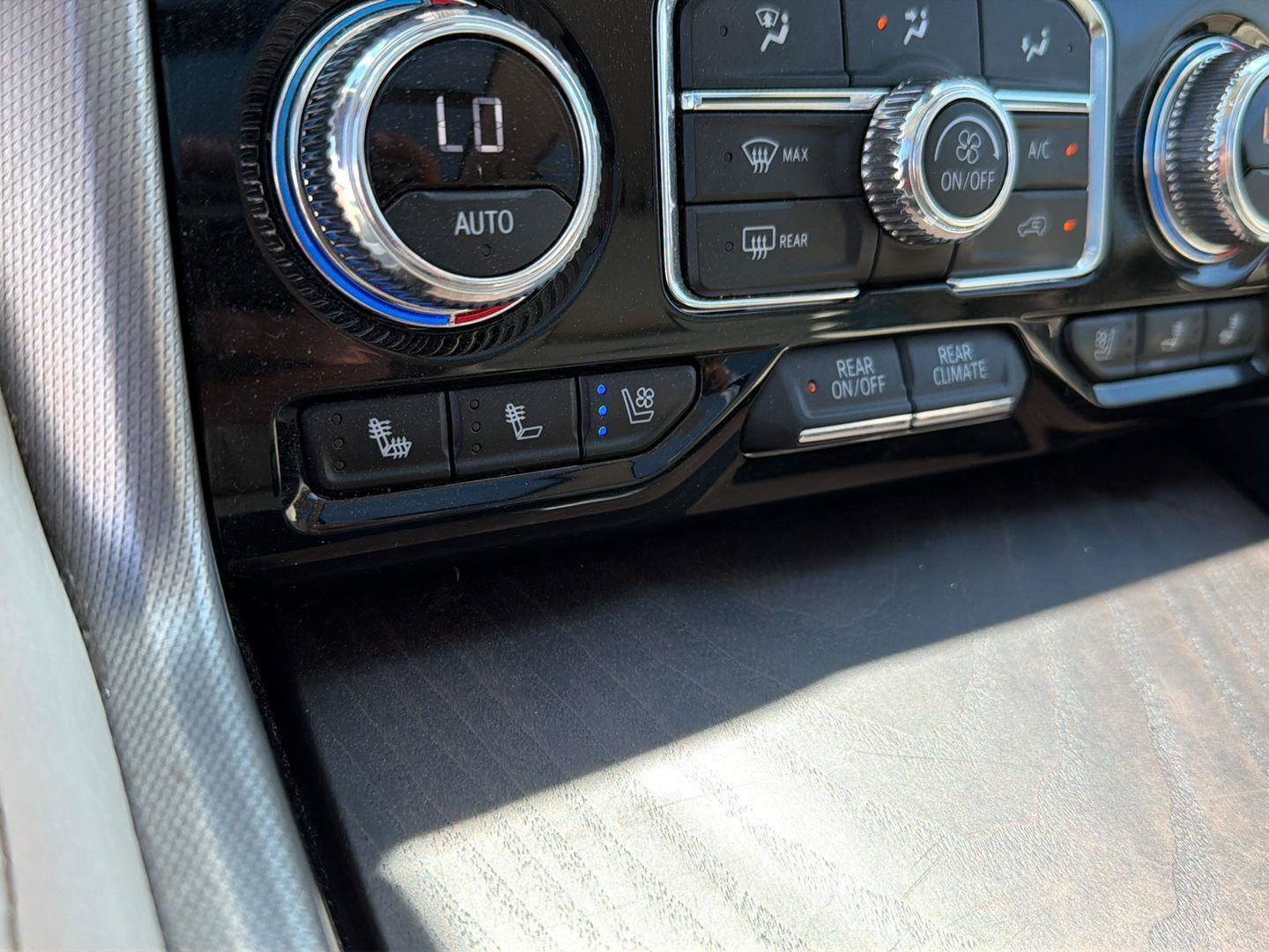 Used 2024 GMC Yukon XL Denali RWD image 30