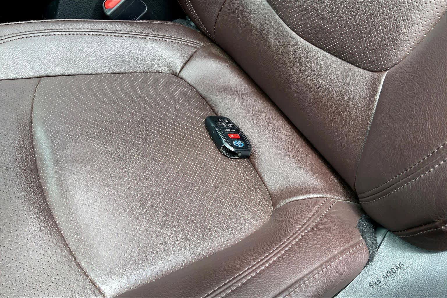 Certified 2024 Toyota Sienna Platinum FWD image 14