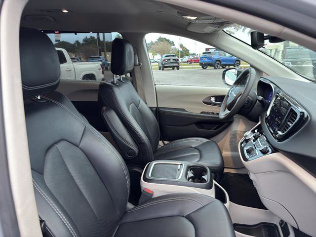 Used 2024 Chrysler Pacifica Touring-L FWD image 9