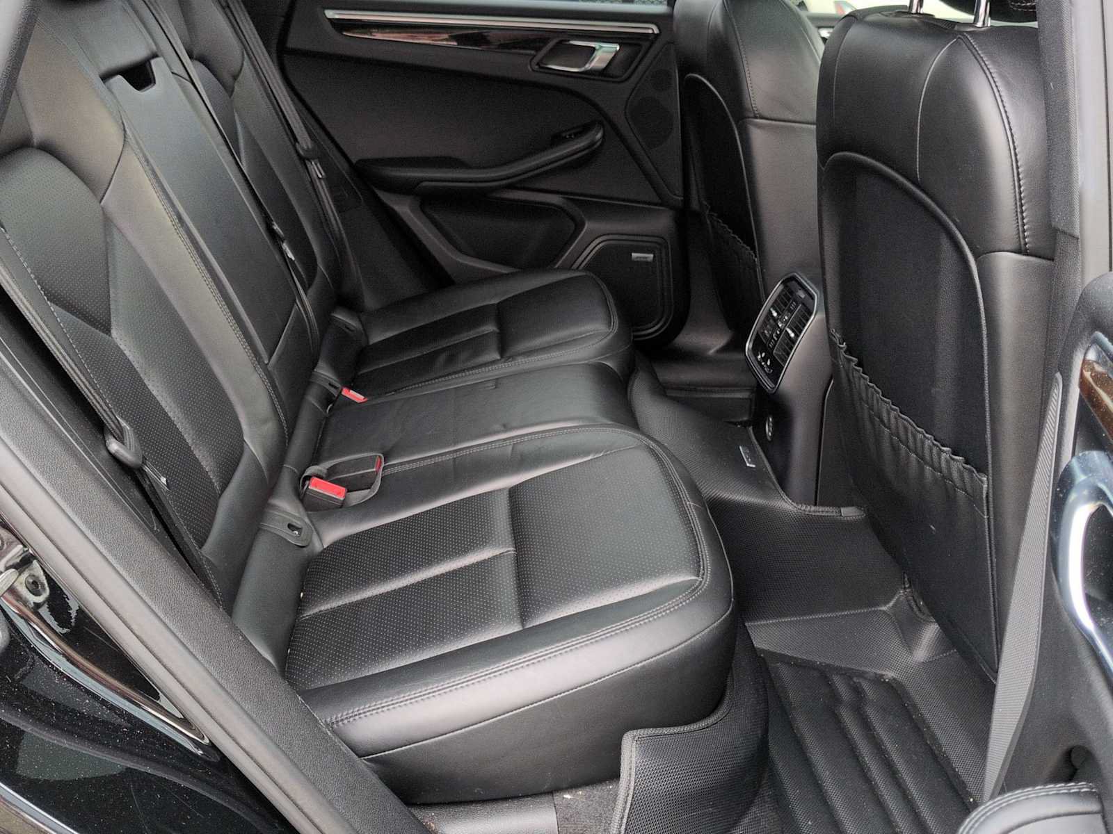 Used 2018 Porsche Macan AWD/4WD image 21