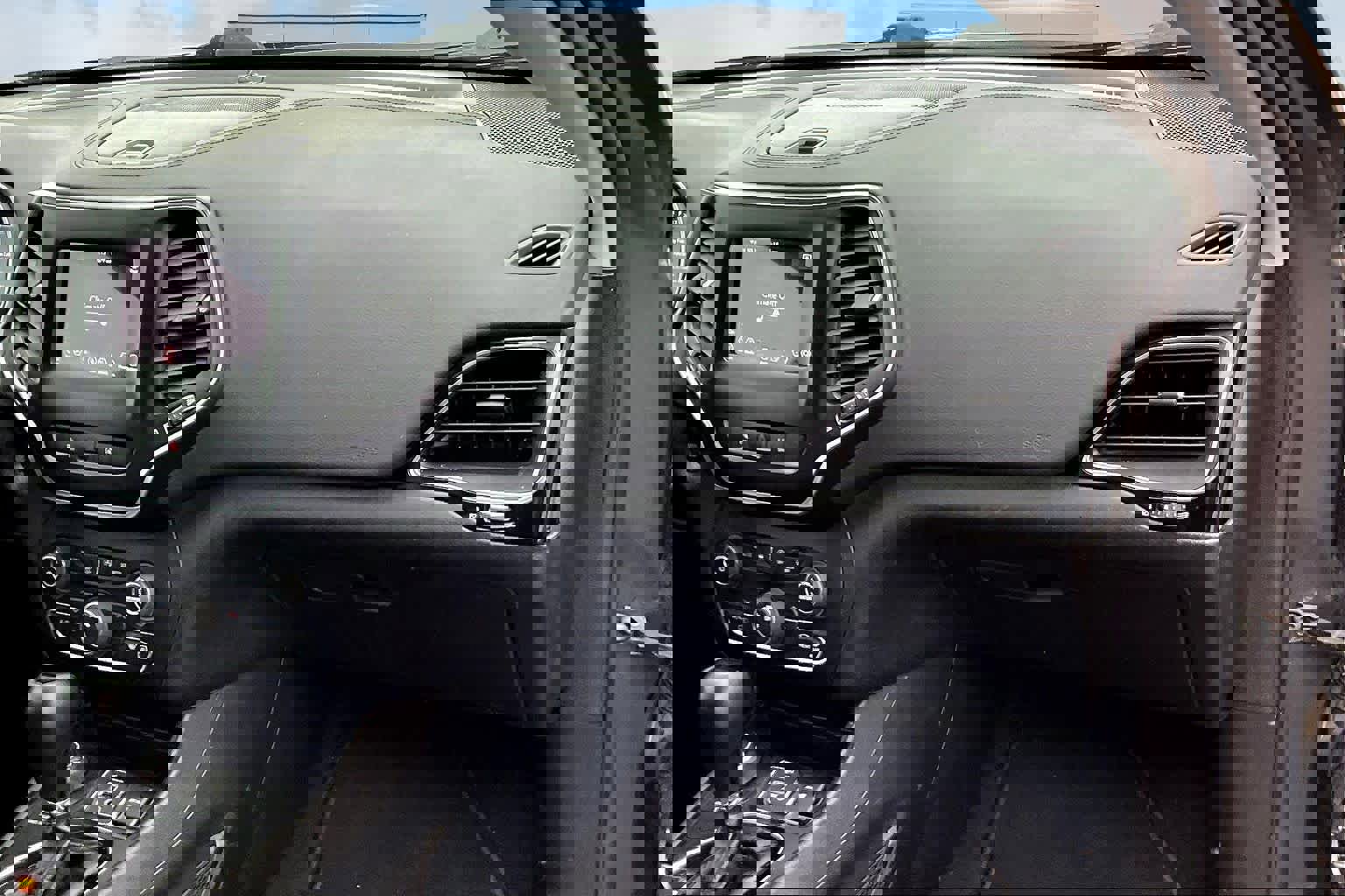 Used 2021 Jeep Cherokee Altitude image 24