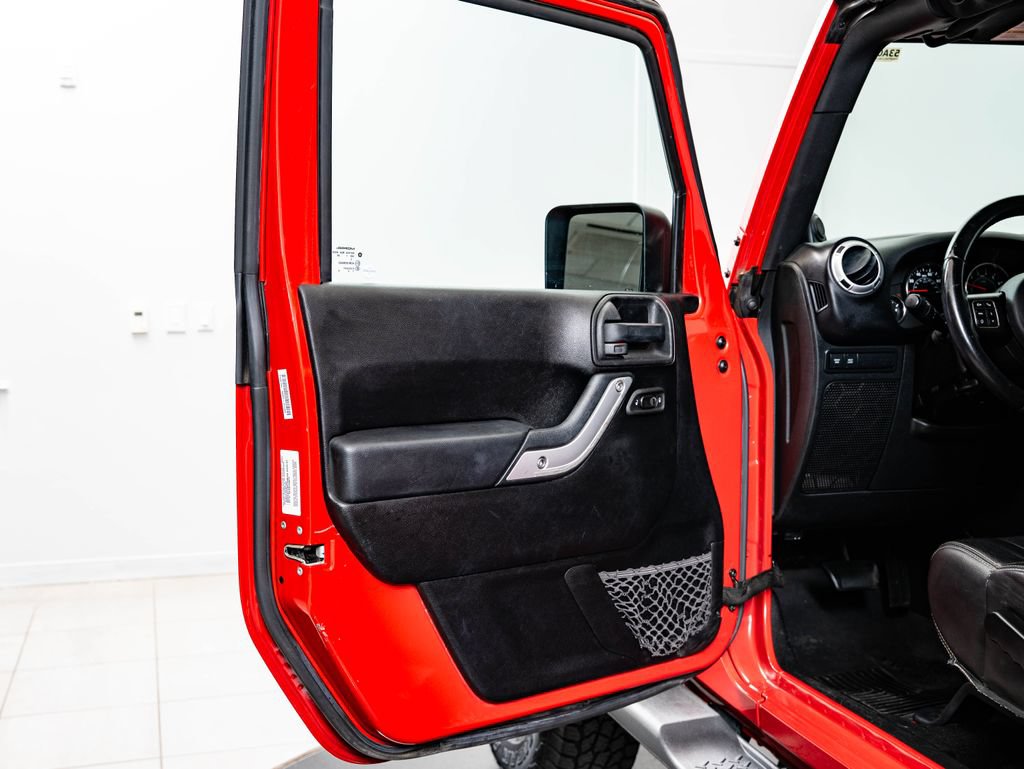 Used 2012 Jeep Wrangler Unlimited Rubicon w/ Dual Top Group AWD/4WD image 27