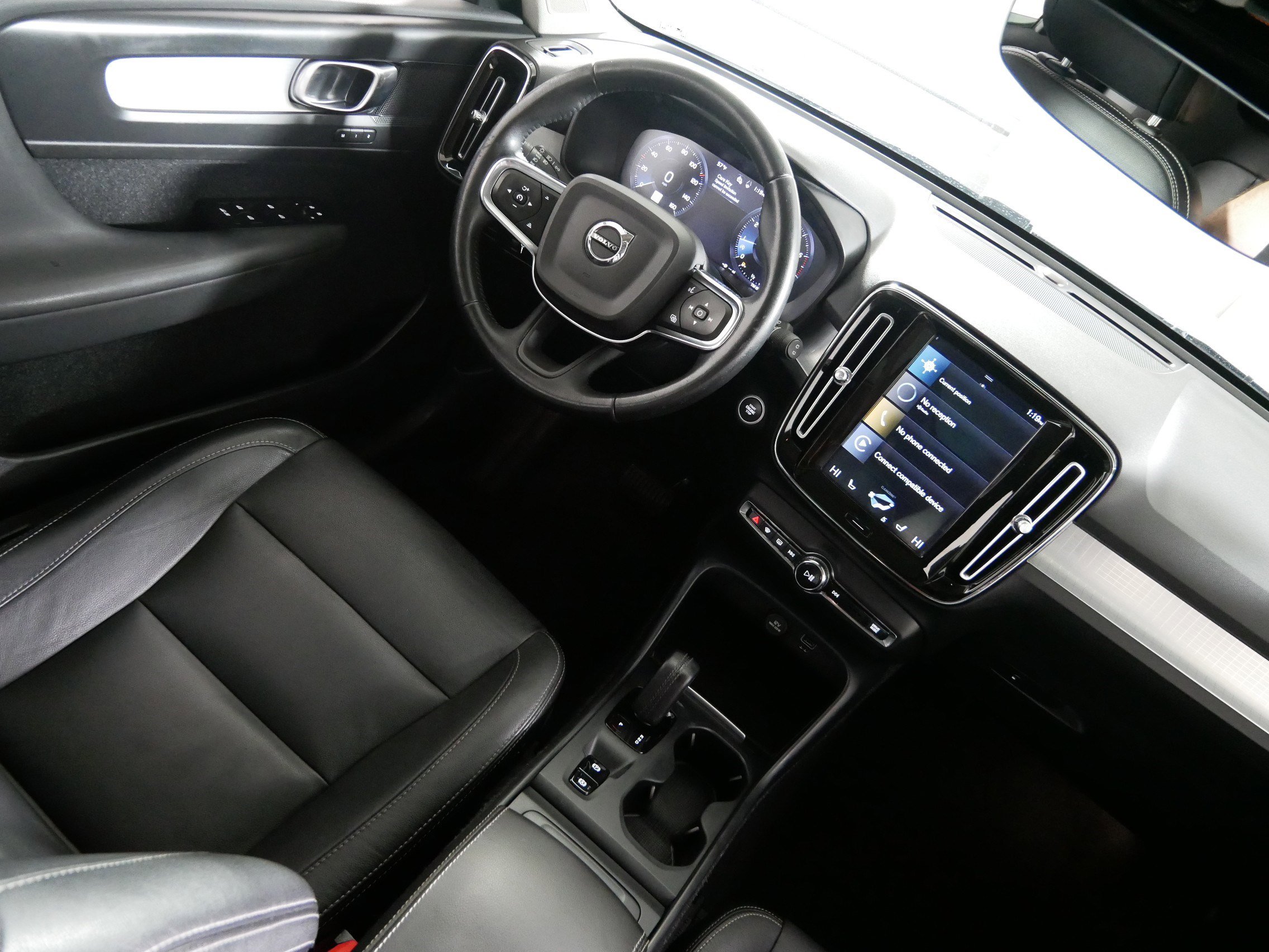 Used 2021 Volvo XC40 T5 Momentum image 9