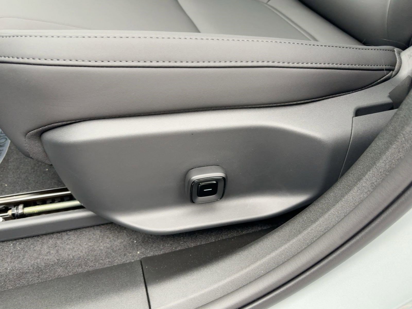 New 2026 Volvo EX30 Plus w/ Protection Package image 13