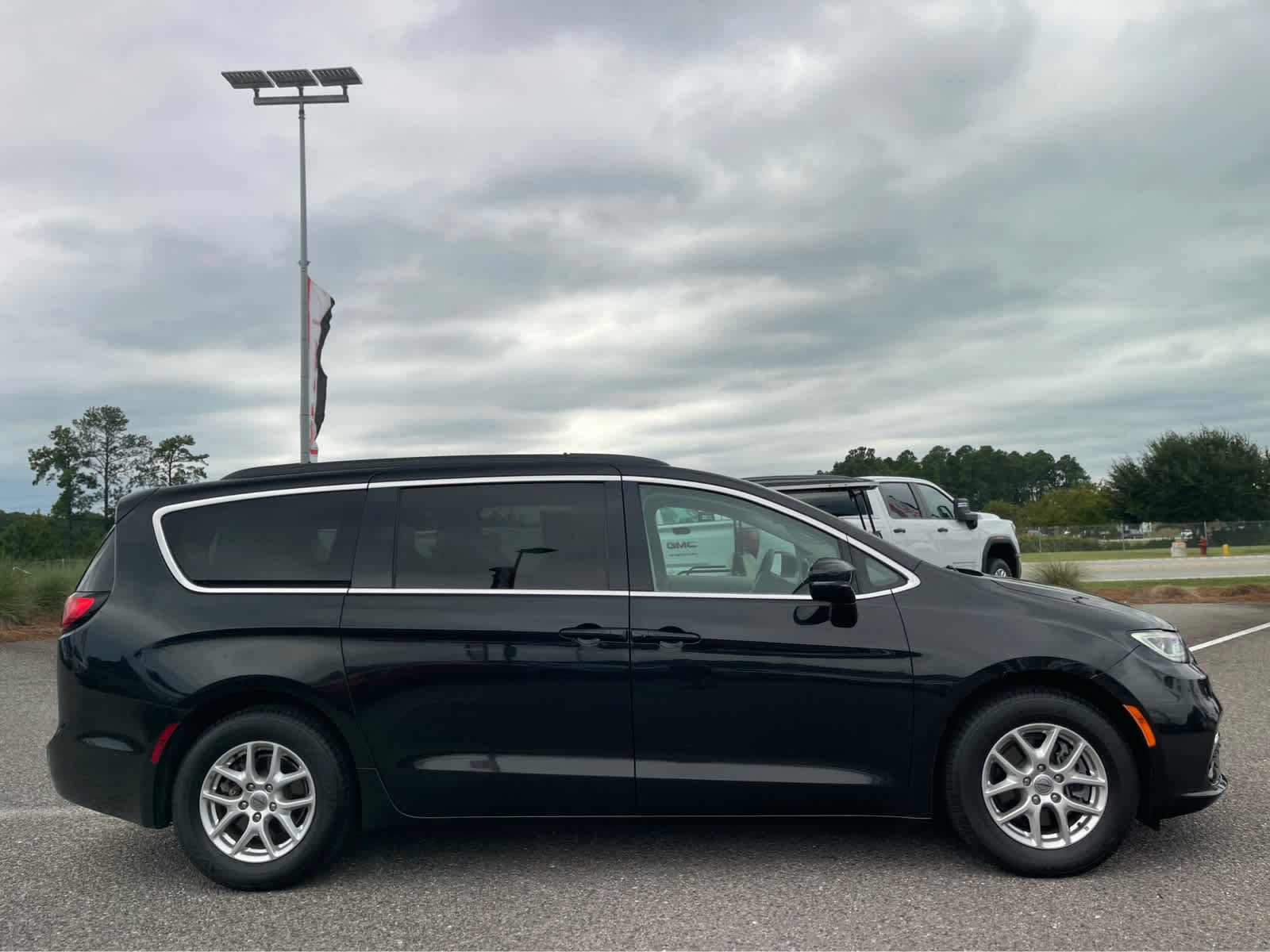 Used 2022 Chrysler Pacifica Touring-L FWD image 4