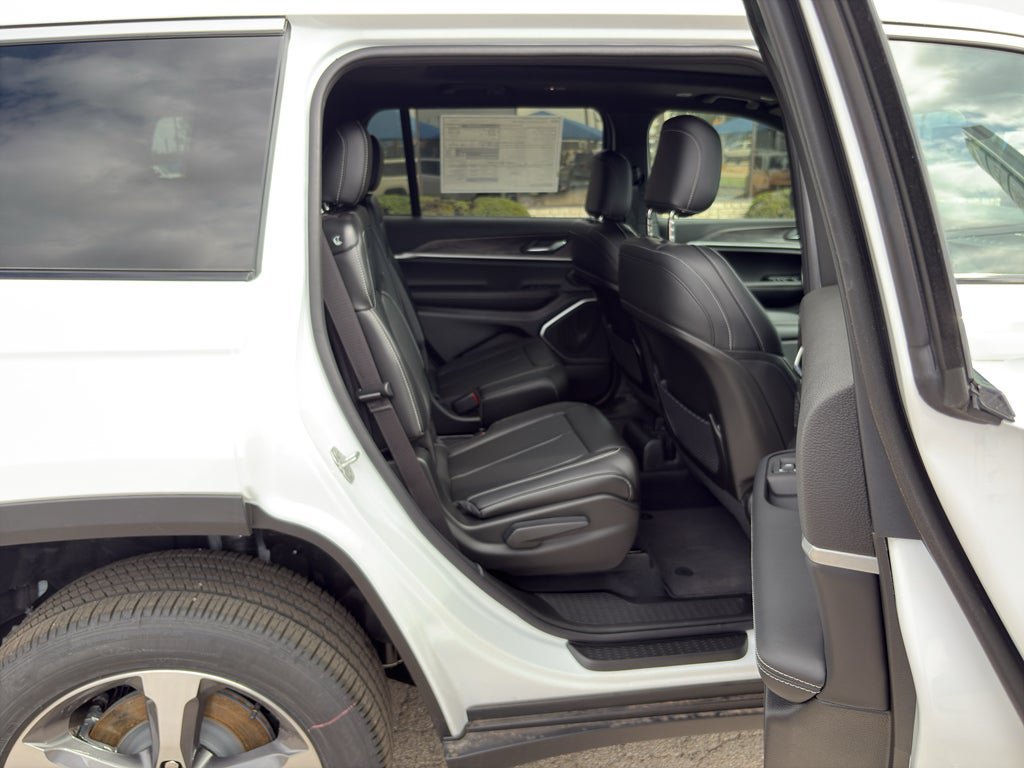 New 2026 Jeep Grand Cherokee L Limited w/ Luxury Tech Group II RWD image 18