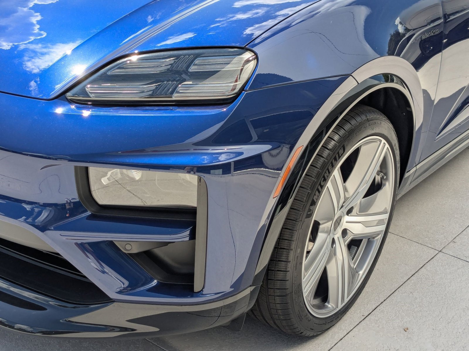 New 2025 Porsche Macan Turbo Electric AWD/4WD image 12