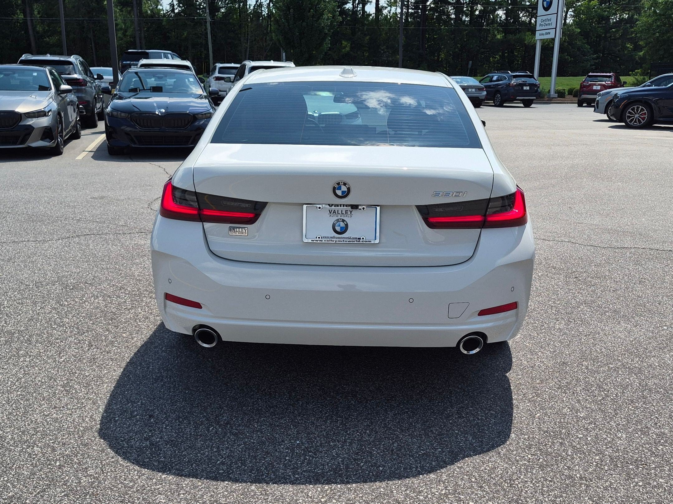 Used 2025 BMW 330i Sedan w/ M Sport Package RWD image 4