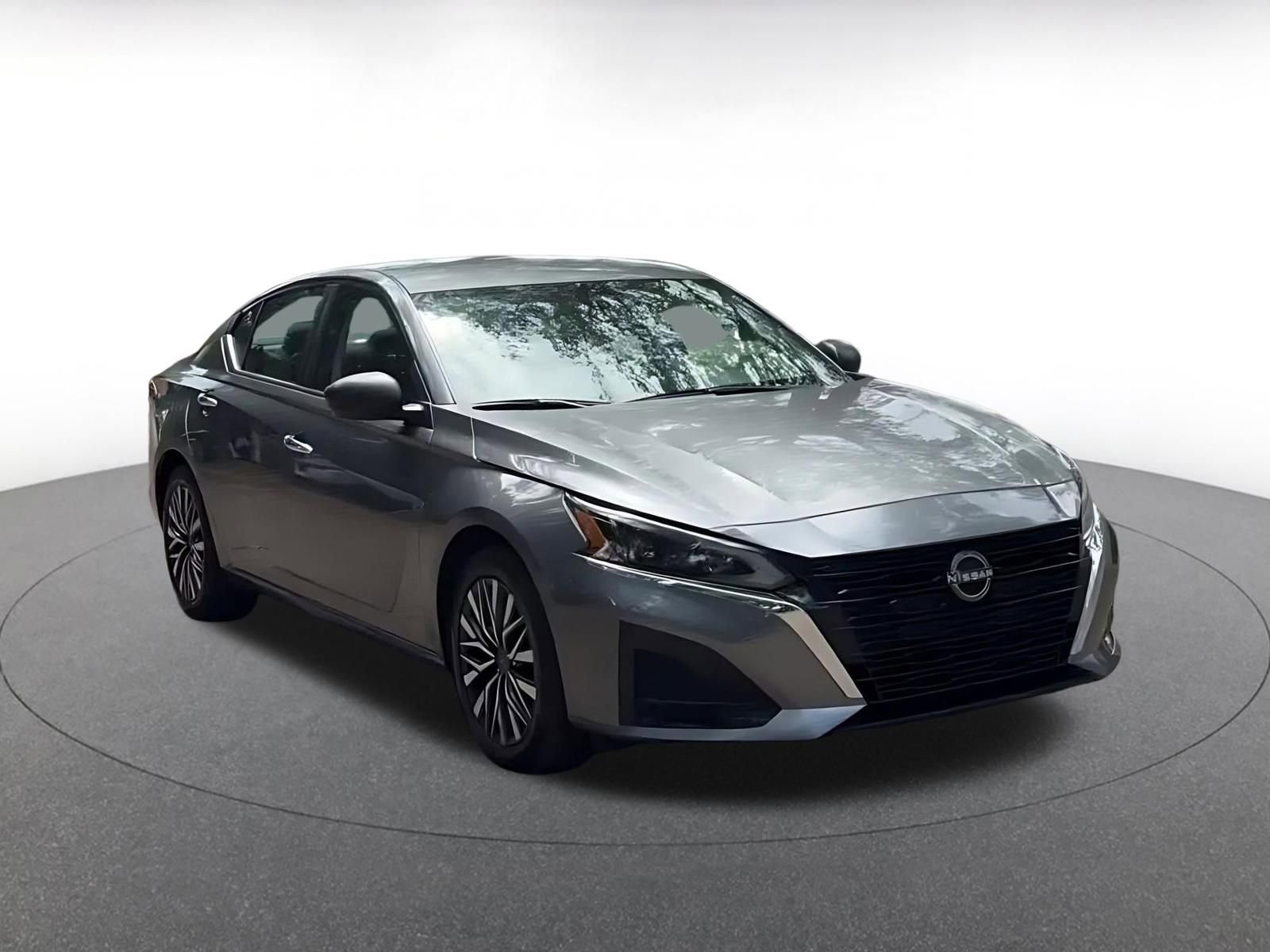 Used 2024 Nissan Altima 2.5 SV FWD image 3