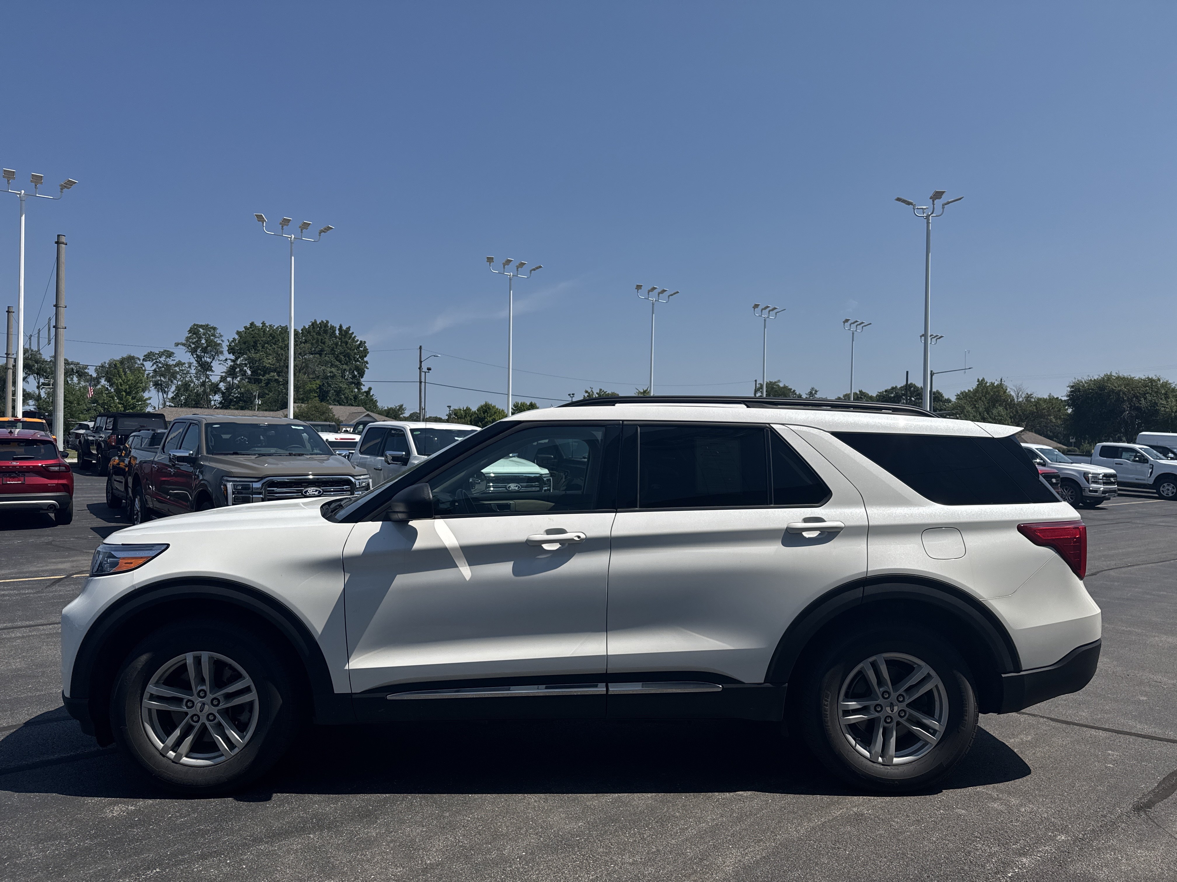 Used 2023 Ford Explorer XLT w/ Equipment Group 202A AWD/4WD image 4