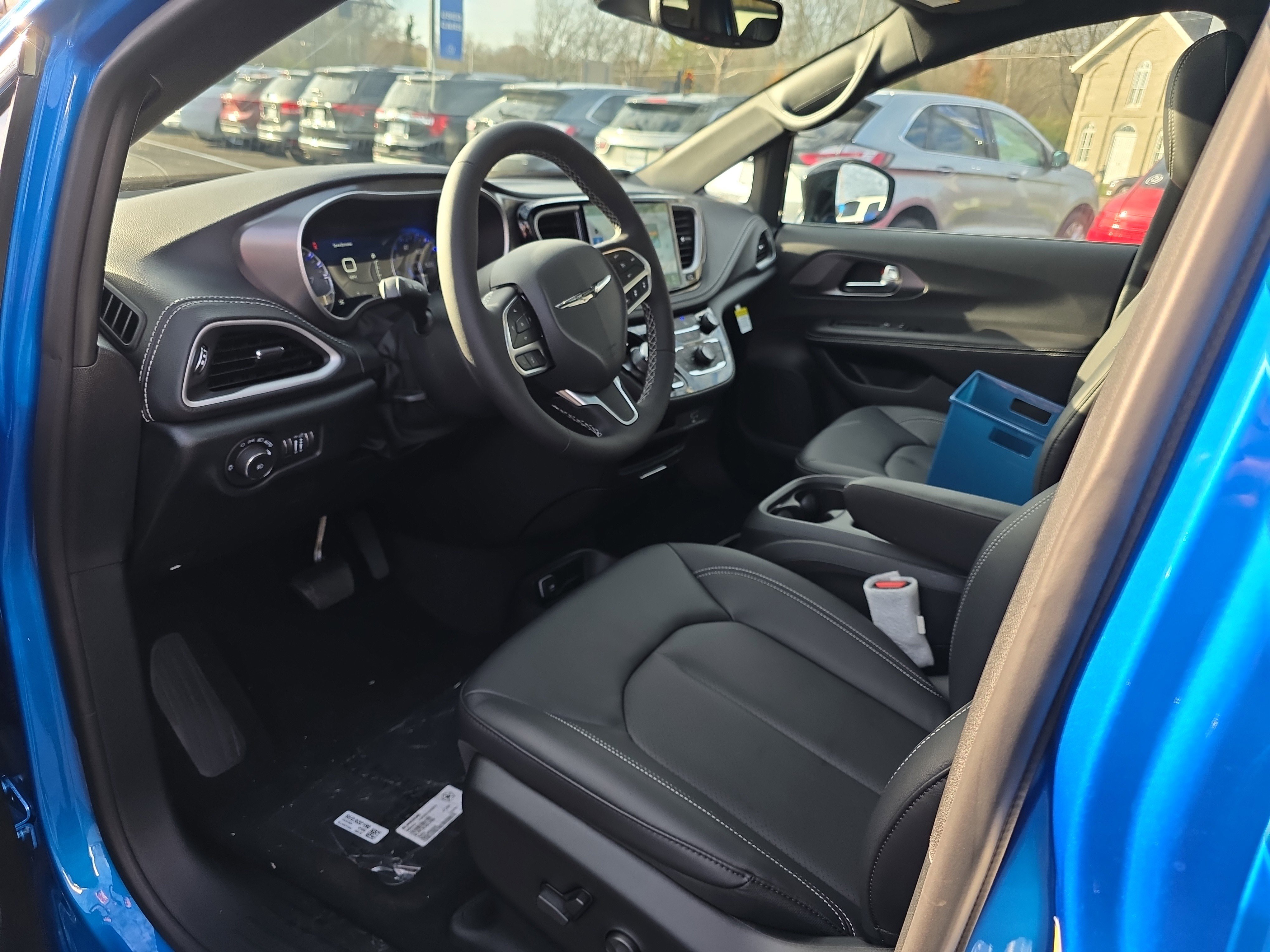 New 2026 Chrysler Pacifica Select image 3