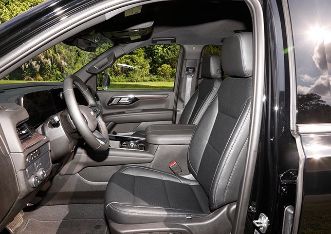 Used 2025 Chevrolet Suburban LS RWD image 12