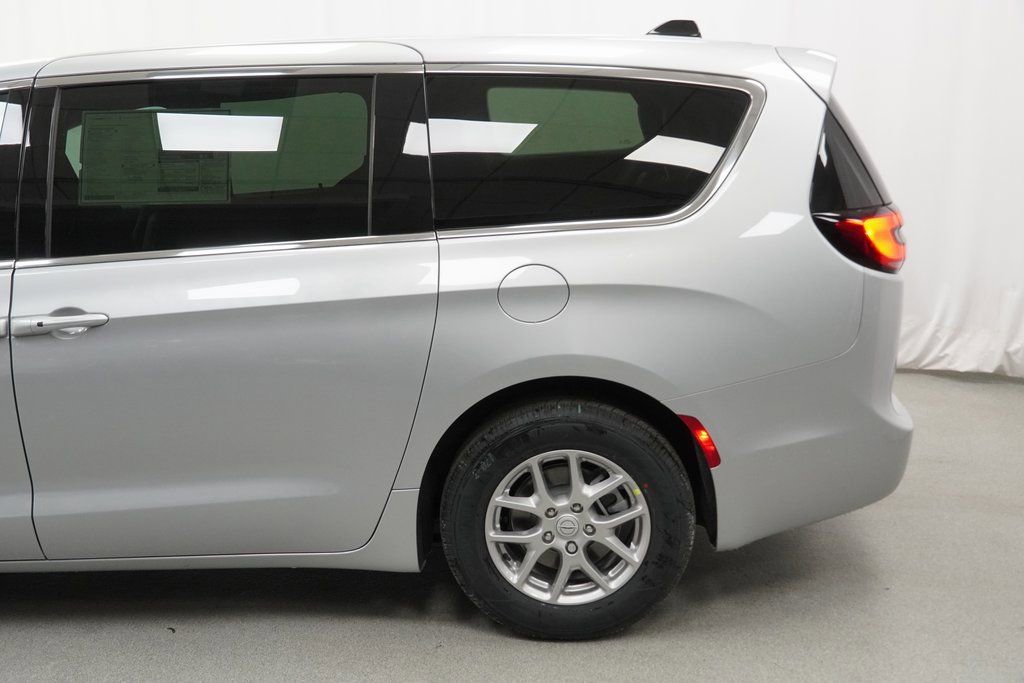 New 2026 Chrysler Pacifica Select image 16