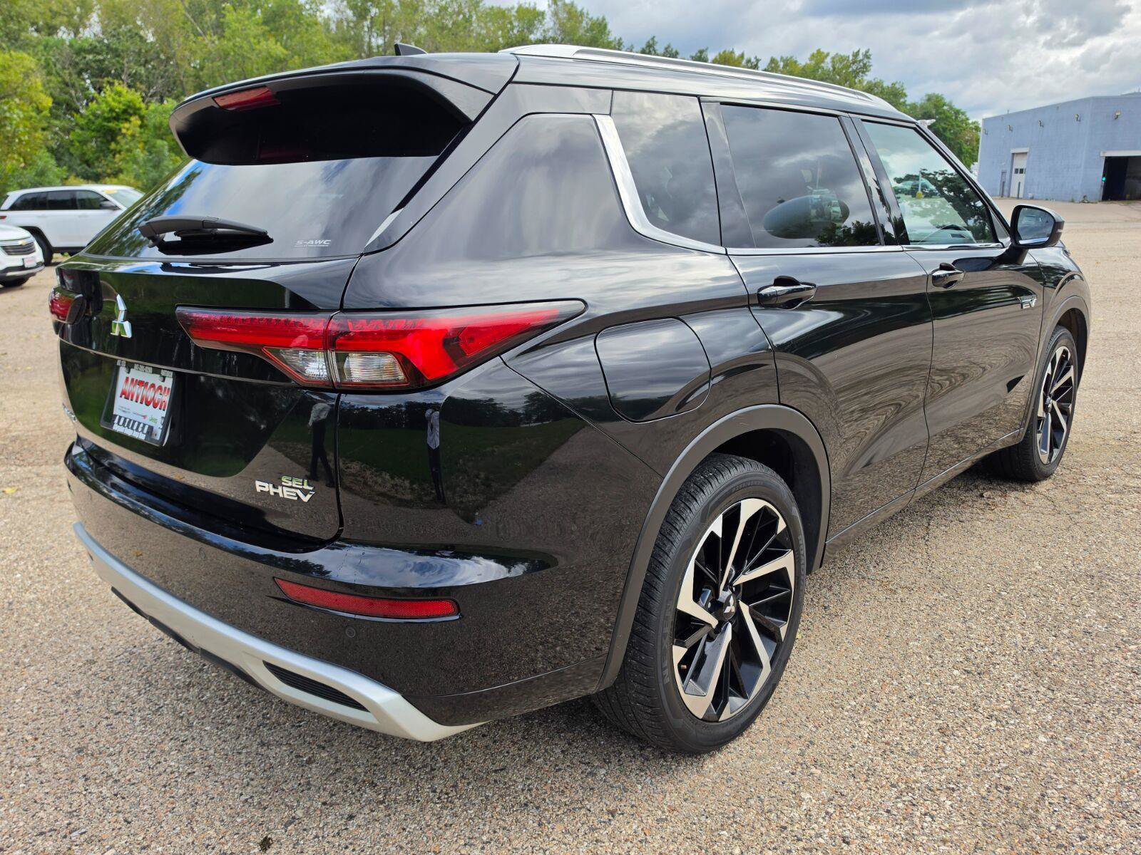 Used 2024 Mitsubishi Outlander 4WD Plug-In Hybrid image 13