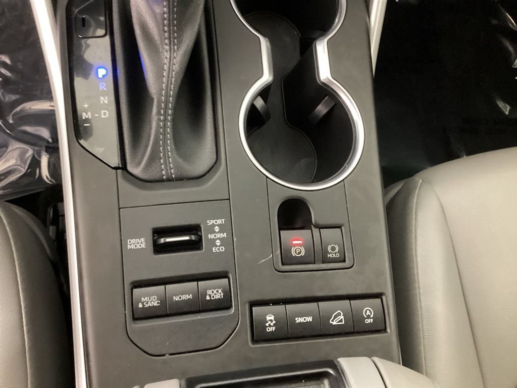 Used 2022 Toyota Highlander XLE AWD/4WD image 25