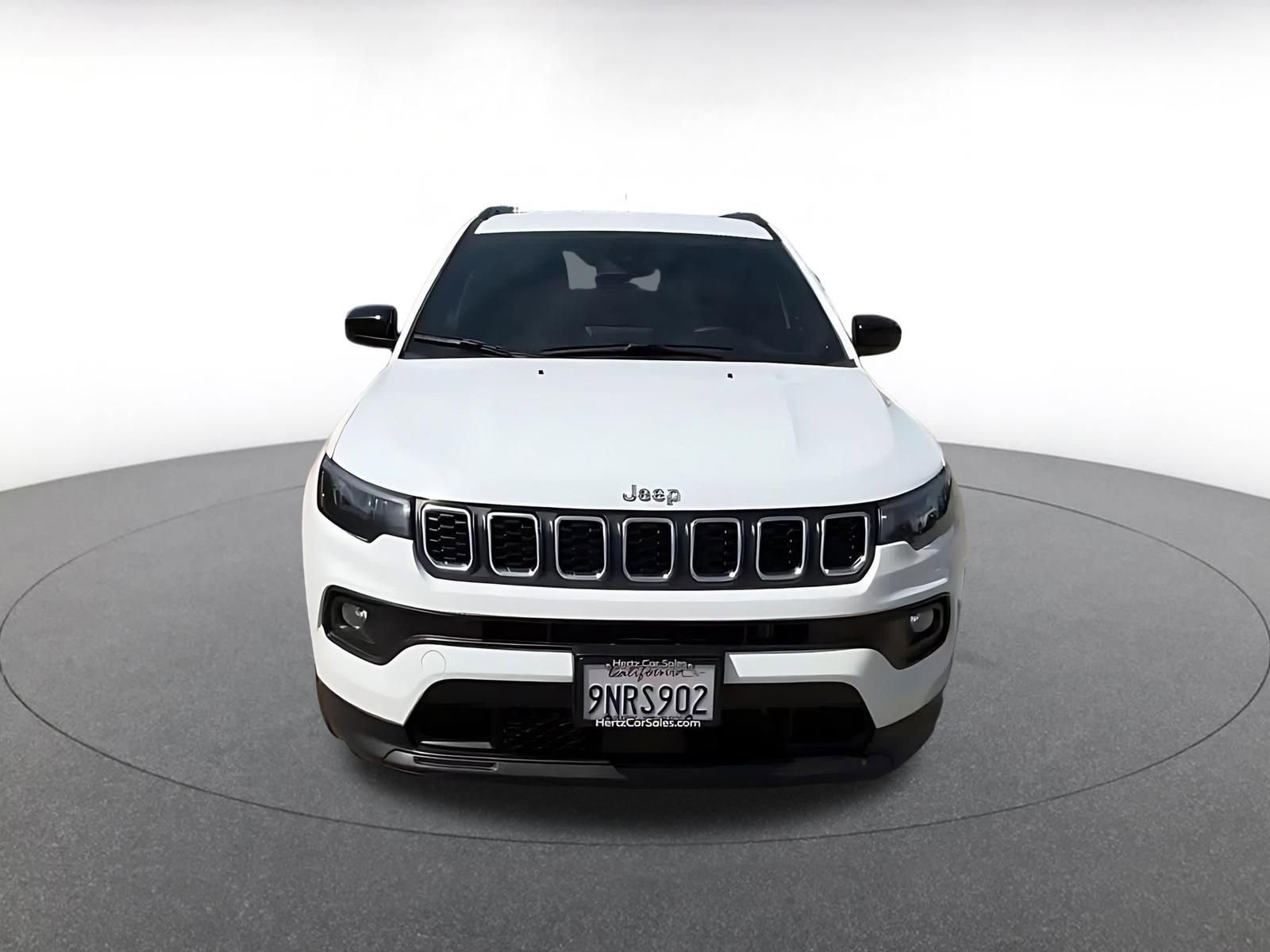 Used 2025 Jeep Compass Latitude AWD/4WD image 4