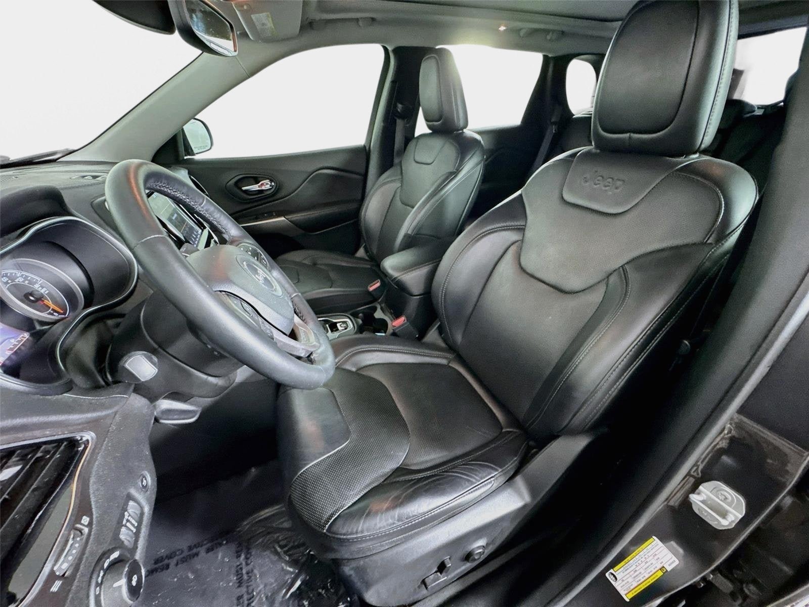 Used 2019 Jeep Cherokee Limited w/ Technology Group FWD image 12