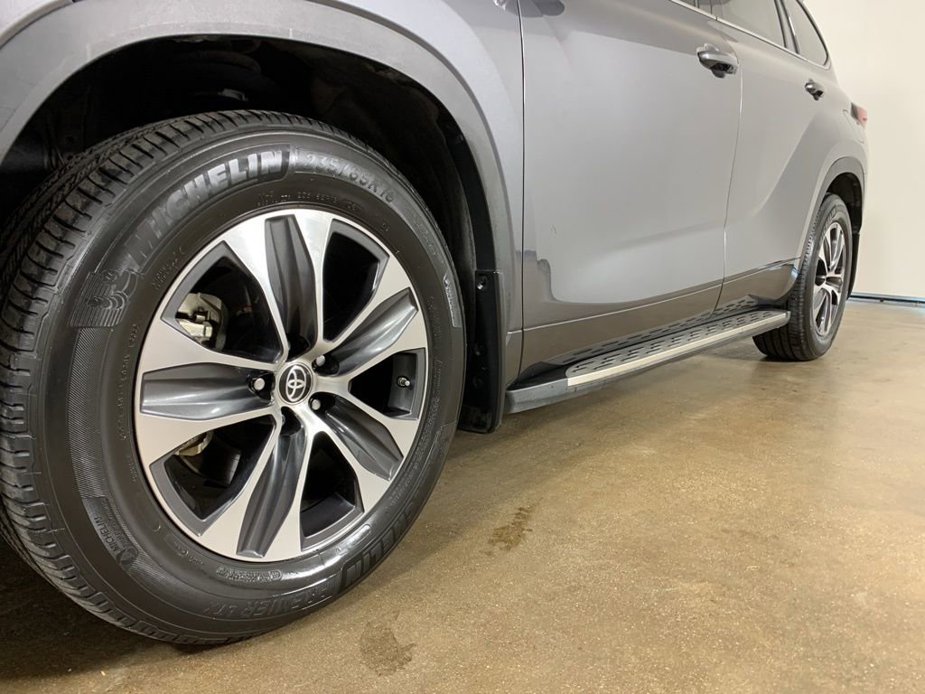 Used 2022 Toyota Highlander XLE FWD image 2