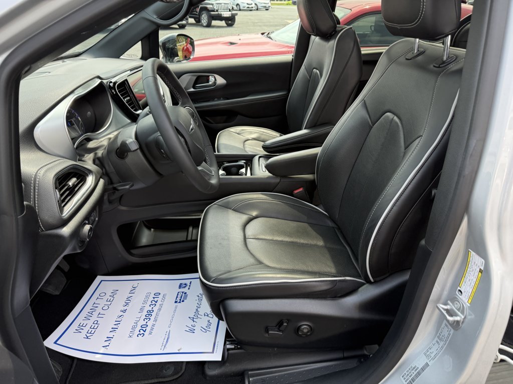 Used 2026 Chrysler Pacifica Limited FWD image 11