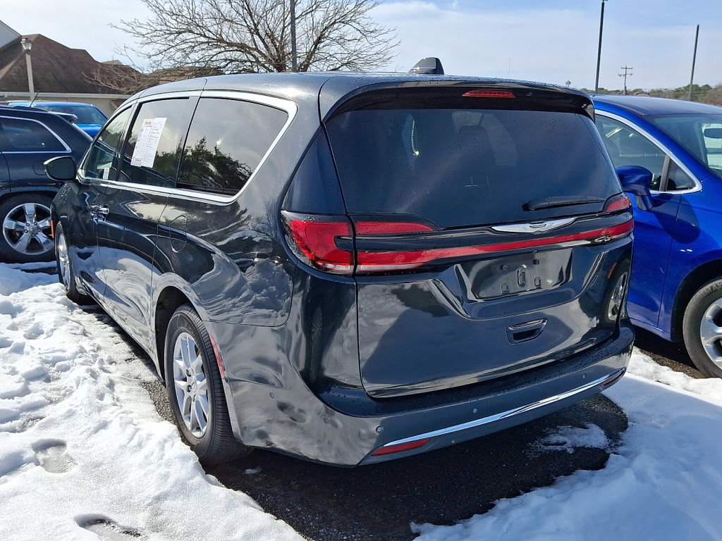 Used 2023 Chrysler Pacifica Touring-L image 5