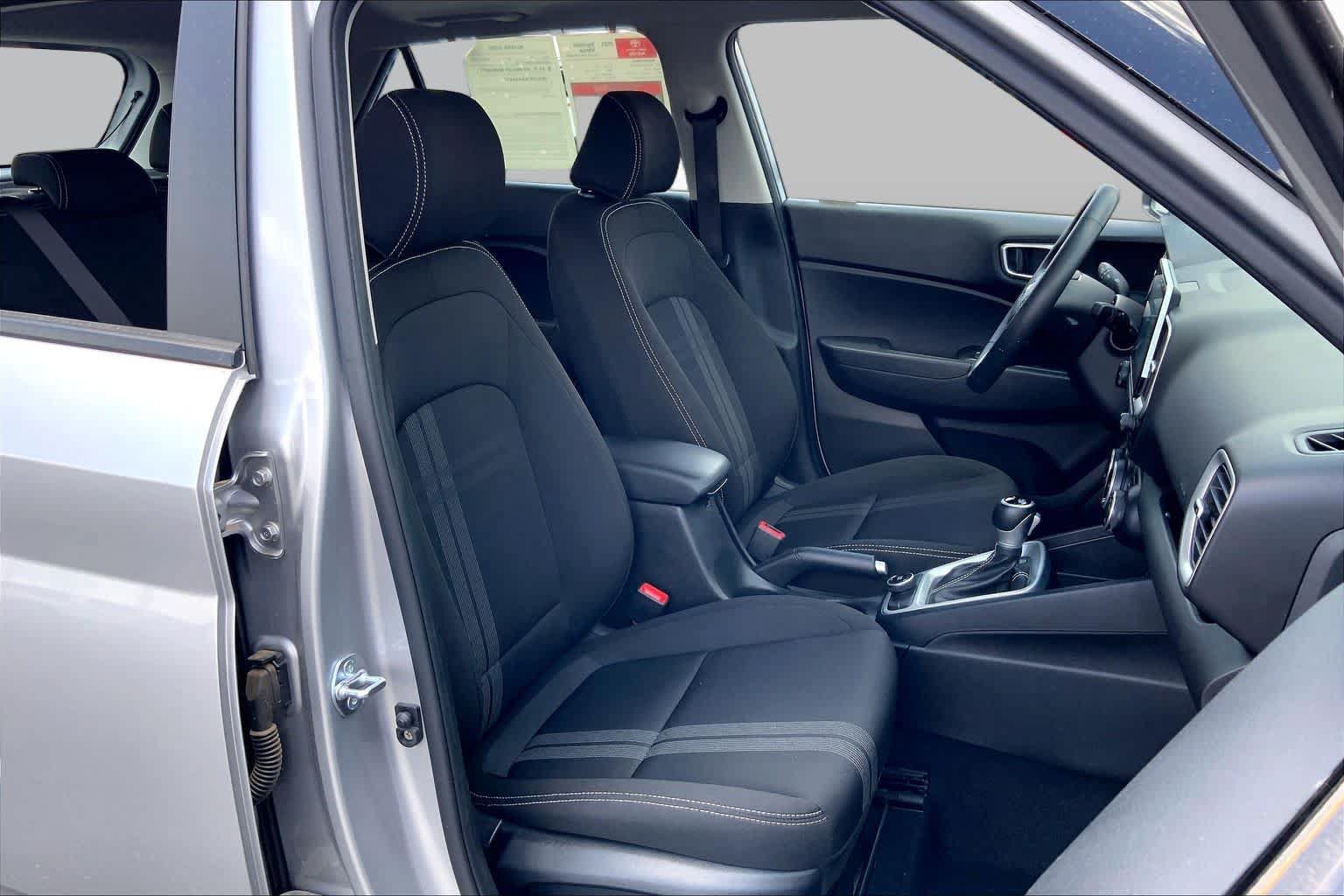 Used 2025 Hyundai Venue SEL FWD image 9