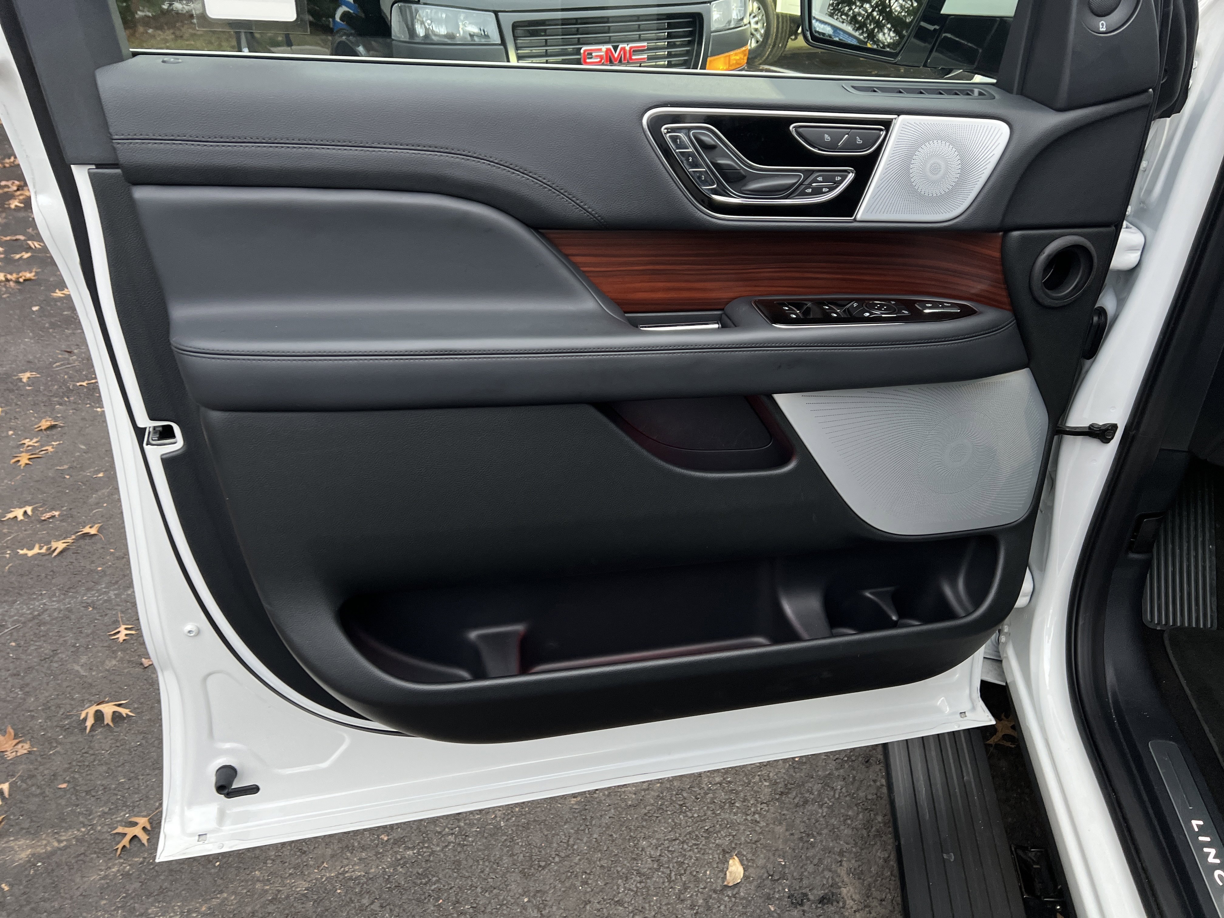 Used 2024 Lincoln Navigator Reserve image 14